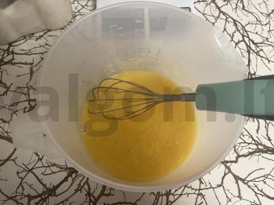 Klasikiniai švelnūs blynai su kondensuotu pienu Žingsnis 1