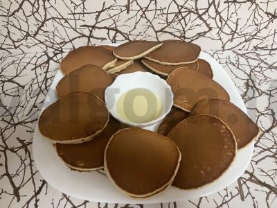 Klasikiniai švelnūs blynai su kondensuotu pienu pagrindine nuotrauka