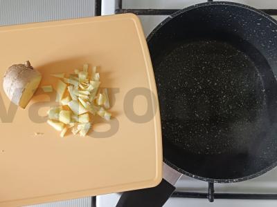 Pieninis arbata su imbieru Žingsnis 1