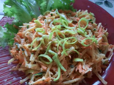 Naudingas salotas su ridikėliais pagrindine nuotrauka