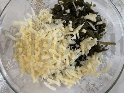 Jūros dumblių salotos su sūriu ir kiaušiniu Žingsnis 1