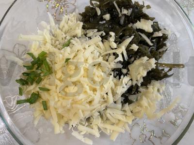 Jūros dumblių salotos su sūriu ir kiaušiniu Žingsnis 2