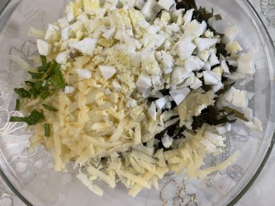 Jūros dumblių salotos su sūriu ir kiaušiniu Žingsnis 3