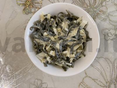 Jūros dumblių salotos su sūriu ir kiaušiniu Žingsnis 5