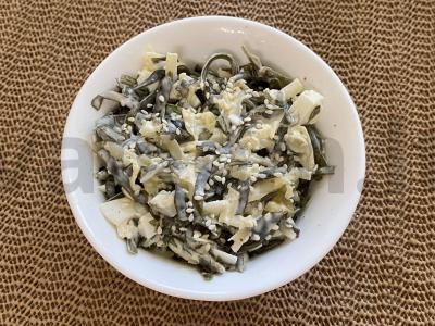 Jūros dumblių salotos su sūriu ir kiaušiniu pagrindine nuotrauka