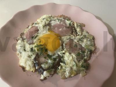 Keptas kiaušinienė su kvapniu šonine pagrindine nuotrauka