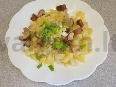 Bulvių salotos su marinuotais grybais Žingsnis 3