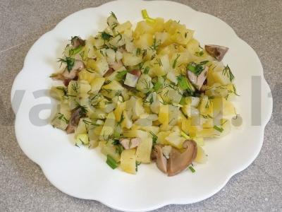 Bulvių salotos su marinuotais grybais pagrindine nuotrauka