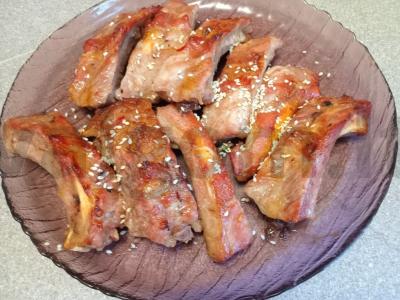 Kepti kiaulienos šonkauliukai terijaki padaže su medumi ir citrina pagrindine nuotrauka