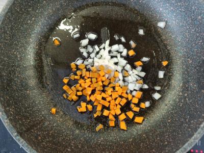 Kiaulienos guliašas pomidorų sultyse Žingsnis 1