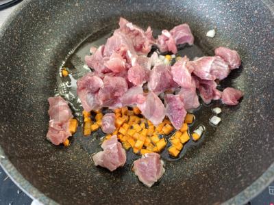 Kiaulienos guliašas pomidorų sultyse Žingsnis 2