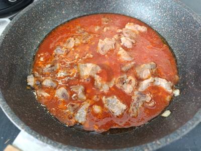 Kiaulienos guliašas pomidorų sultyse Žingsnis 3