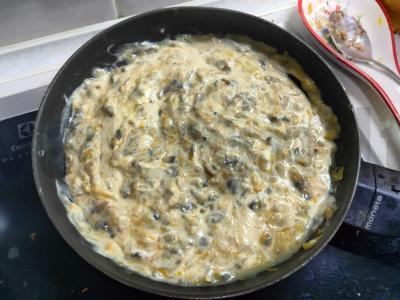 Grybų padažas su grietine pagrindine nuotrauka