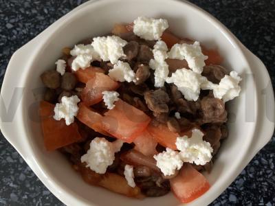 Žalios lęšiai, pomidorai ir varškė pagrindine nuotrauka