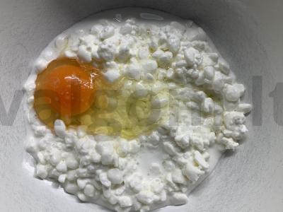 Varškėčiai iš grūdėtos varškės ir sūrio Žingsnis 1