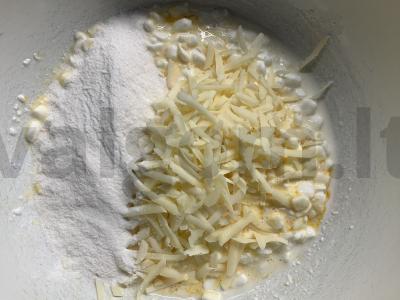 Varškėčiai iš grūdėtos varškės ir sūrio Žingsnis 2