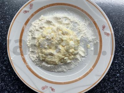 Varškėčiai iš grūdėtos varškės ir sūrio Žingsnis 3