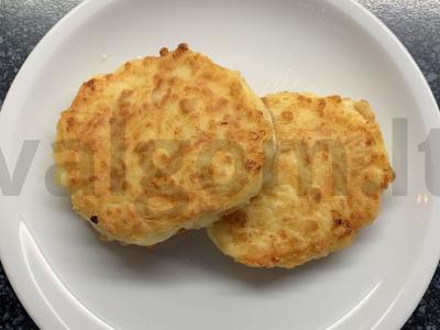 Varškėčiai iš grūdėtos varškės ir sūrio pagrindine nuotrauka