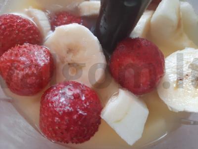 Ananasų ir braškių kokteilis su medumi Žingsnis 4