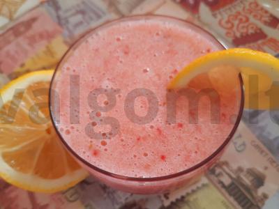 Ananasų ir braškių kokteilis su medumi pagrindine nuotrauka