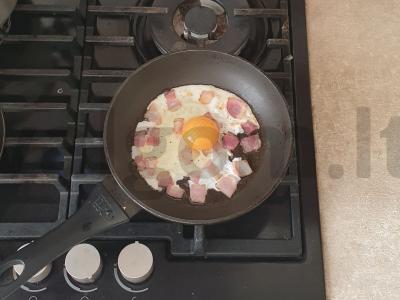 Kvapni kiaušinienė su bekonu ir žaliuosius svogūnais Žingsnis 4