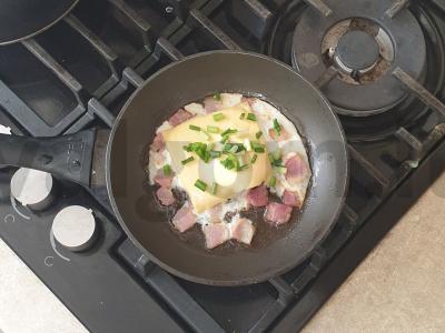 Kvapni kiaušinienė su bekonu ir žaliuosius svogūnais Žingsnis 6