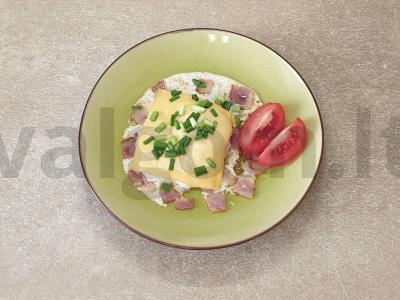 Kvapni kiaušinienė su bekonu ir žaliuosius svogūnais pagrindine nuotrauka