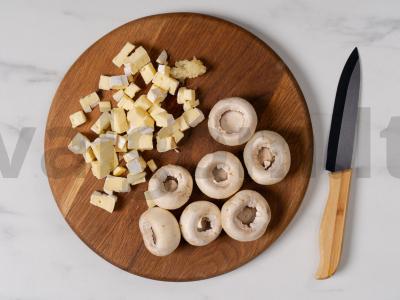 Grybai, įdaryti brie sūriu Žingsnis 1