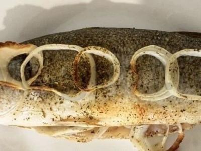 Kepta žuvis orkaitėje pagrindine nuotrauka