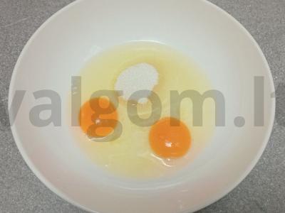 Ploni blynai ant vandens su vyšnių uogiene Žingsnis 1