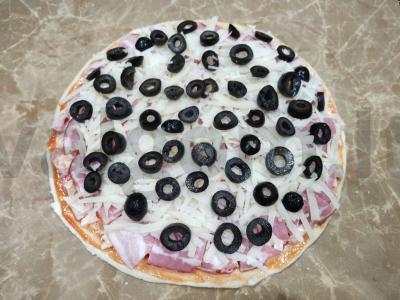 Pica „Mėsos“ su vyšniniais pomidorais ir alyvuogėmis Žingsnis 3