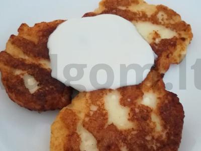 Sūrio blynai iš minkšto varškės ant manų kruopų pagrindine nuotrauka