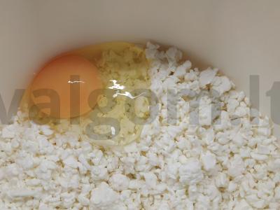 Sūrio blynai iš birios varškės Žingsnis 1