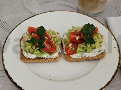 Sumuštiniai su avokadu ir pušų riešutais pagrindine nuotrauka