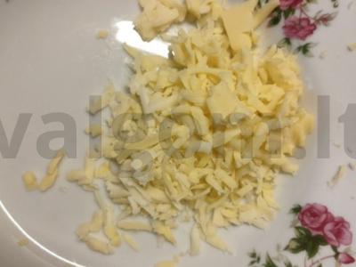 Kiaušinienė su pomidorais, paprika ir sūriu Žingsnis 1