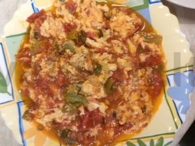 Kiaušinienė su pomidorais, paprika ir sūriu pagrindine nuotrauka