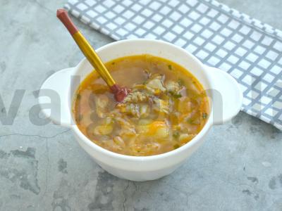 Šči su mėsos sultiniu ir pomidorais pagrindine nuotrauka