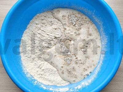 Kvietinė-rašinė duona su džiovintais vaisiais ir riešutais Žingsnis 2