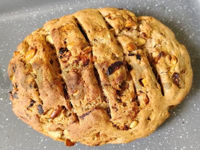 Kvietinė-rašinė duona su džiovintais vaisiais ir riešutais pagrindine nuotrauka