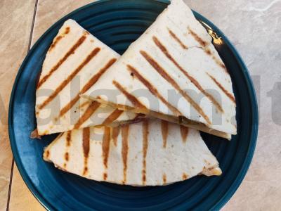 Greita quesadilla su dešra ir pomidorais pagrindine nuotrauka