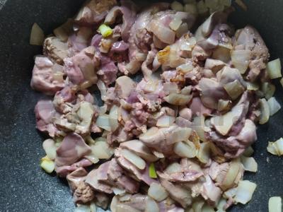 Vištienos kepenėlės, troškintos majoneze Žingsnis 3