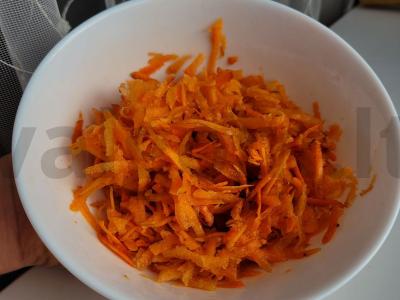 Morkų salotas su cukrumi pagrindine nuotrauka