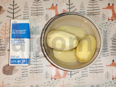 Pagrindinis patiekalas „Grietinėlės vištiena su bulvėmis“ Žingsnis 1