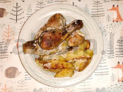 Pagrindinis patiekalas „Grietinėlės vištiena su bulvėmis“ pagrindine nuotrauka