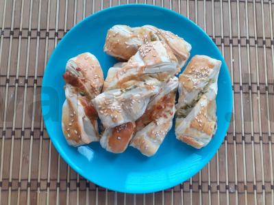 Sluoksniuotos bandelės su sūriu ir marinuotu agurku pagrindine nuotrauka