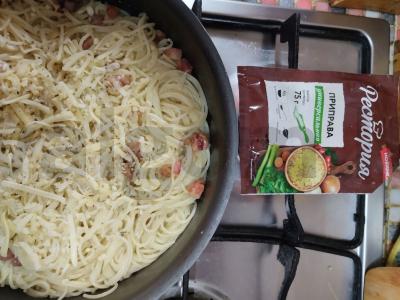 Spagečiai su virtomis-rūkyta šonine, sūriu ir grietinėlėmis Žingsnis 3