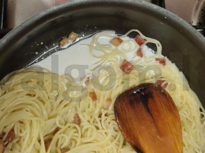 Spagečiai su virtomis-rūkyta šonine, sūriu ir grietinėlėmis Žingsnis 4