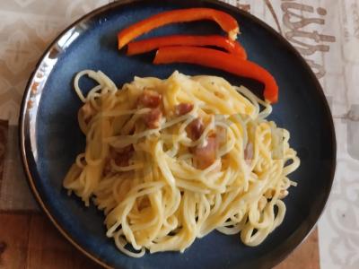 Spagečiai su virtomis-rūkyta šonine, sūriu ir grietinėlėmis pagrindine nuotrauka