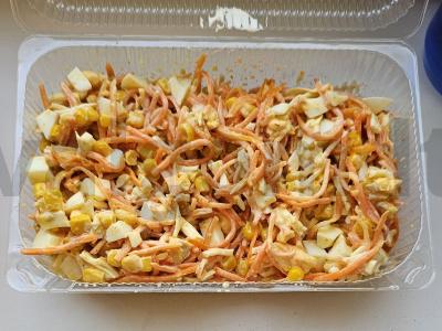 Salotas su rūkytu sūriu pagrindine nuotrauka