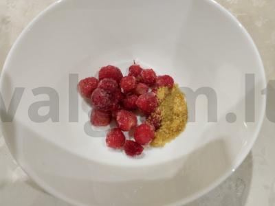 Nuostabus braškių ir rudųjų cukraus kokteilis Žingsnis 1